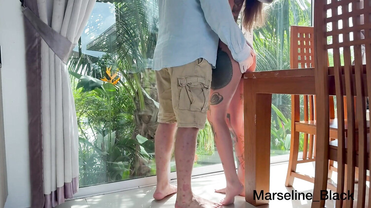 Татуированная готка глубоко сосет и дрочит хуй парня до камшота на лицо