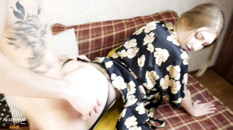 Изменщица ебется и получает сперму в рот, разговаривая по телефону с рогоносцем