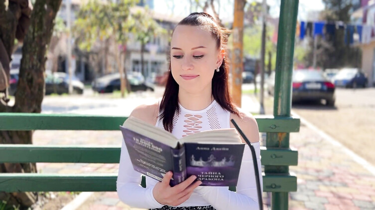 Запикапил и трахнул любительницу книг