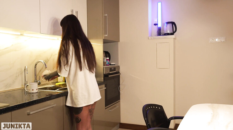 Отчим грубо трахнул на кухне татуированную падчерицу неформалку