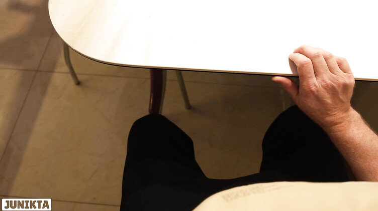 Отчим грубо трахнул на кухне татуированную падчерицу неформалку