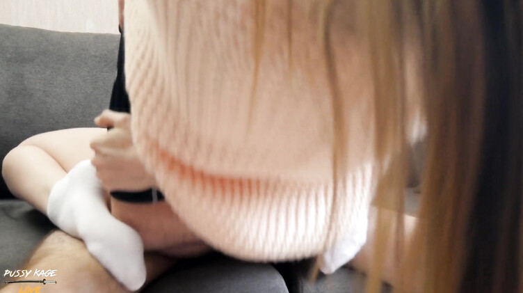 Чувак трахает сводную сестру на диване пока его жена у подруги