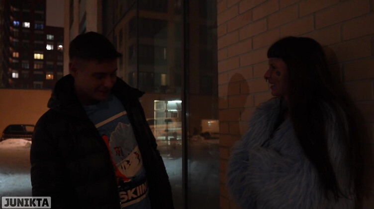 В лифте: Публичное порно с русской бездомной в лифте и в подъезде