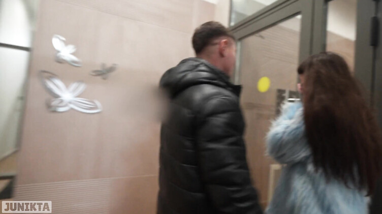 Публичное порно с русской бездомной в лифте и в подъезде