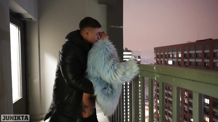 В лифте: Публичное порно с русской бездомной в лифте и в подъезде