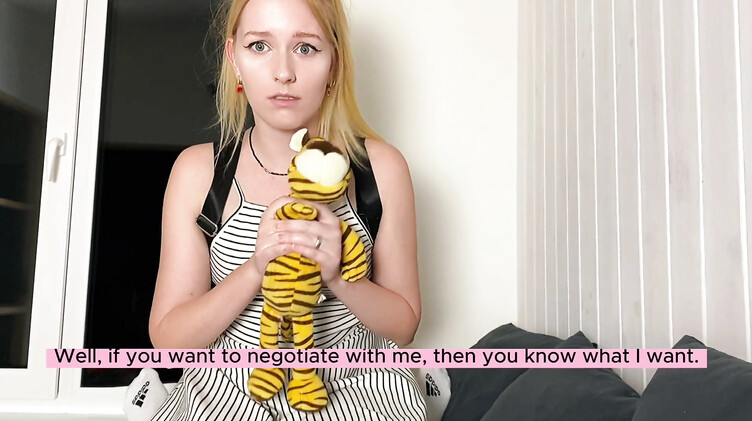 Отчим прожаривает раком падчерицу, наказывая за плохие оценки