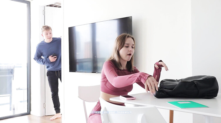 Отчим сбил целку, трахая падчерицу в задницу за плохие оценки