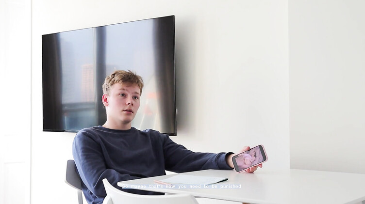 Отчим сбил целку, трахая падчерицу в задницу за плохие оценки