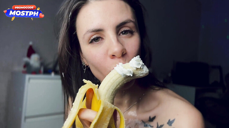 Брюнетка намазывает киску и сиськи взбитыми сливками в соло видео