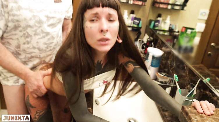 Жирный отчим ебет татуированную падчерицу в ванной