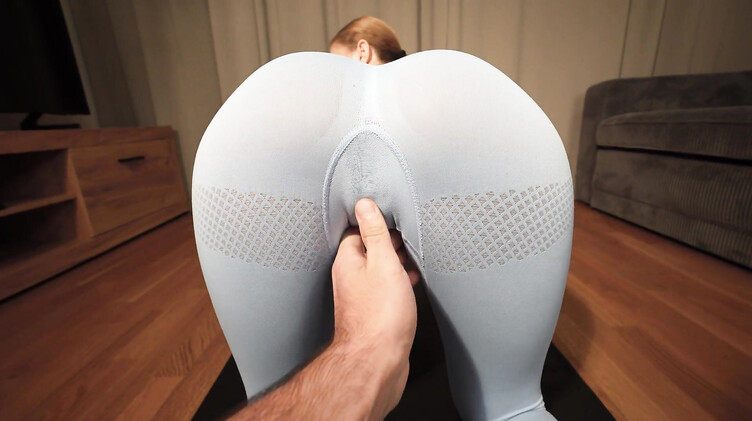 Наполнил под завязку пизду любительницы йоги