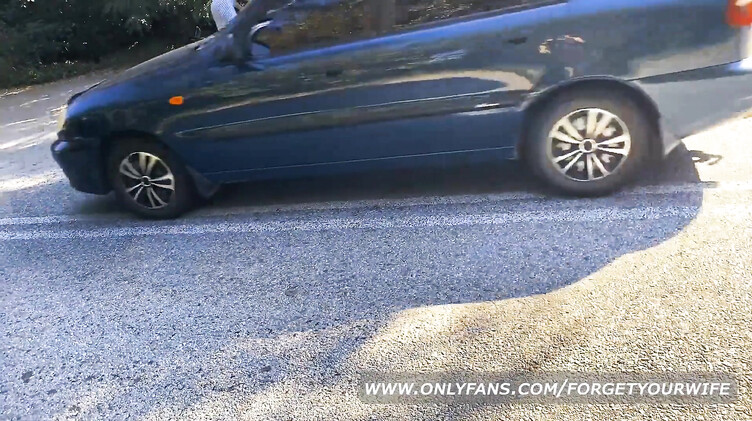 Тупая пизда сосет незнакомцу член за ремонт машины