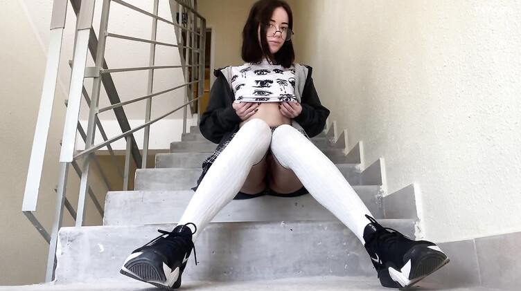 Соло: 18-летняя сквиртит от мастурбации в подъезде, прогуливая пары