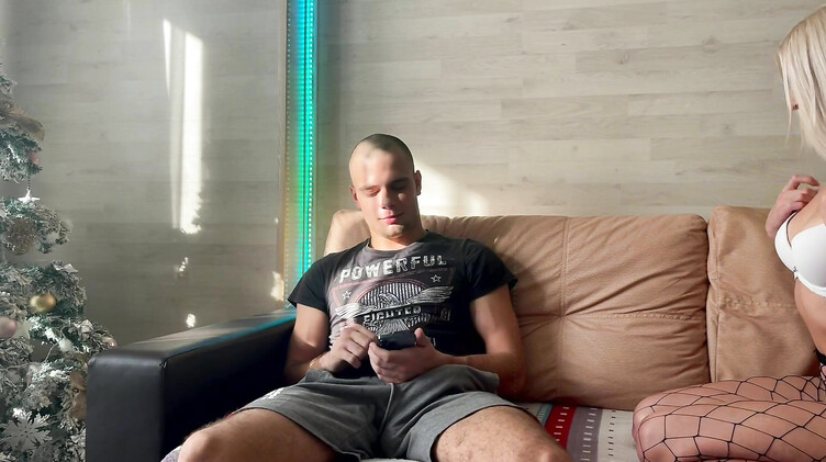 В лифчике: Новогодний отсос и скачки верхом на хуе