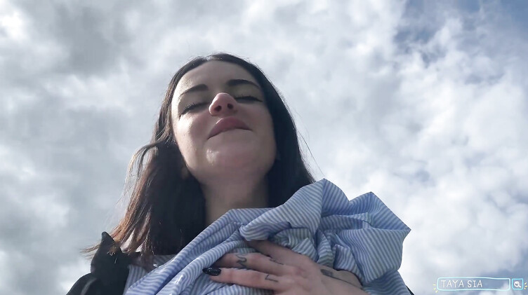 Лижет яйца: Пикник с любимой девушкой закончился страстным сексом на природе