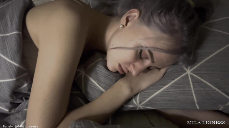 Сонная сестра с похмелья отсосала и потрахалась с братом