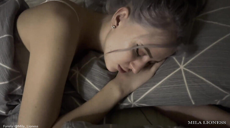 Сонная сестра с похмелья отсосала и потрахалась с братом