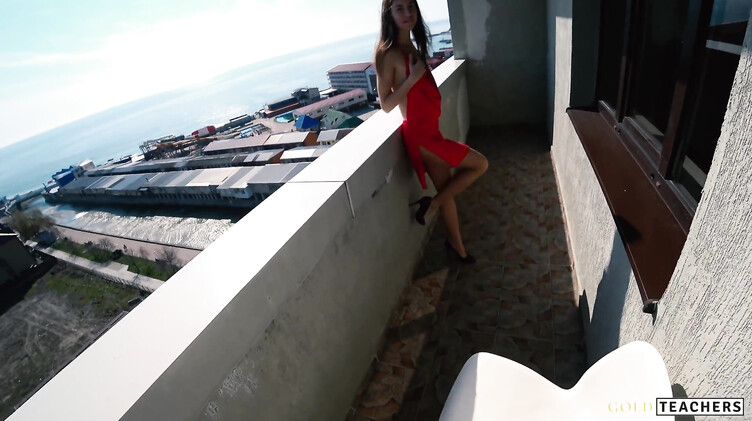 Молодая пара занимается рискованным сексом на балконе отеля