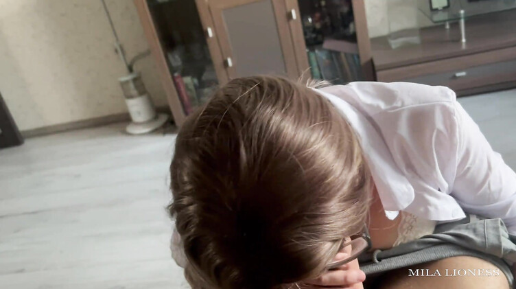 Горячая училка нежно сосет и трахается со студентом