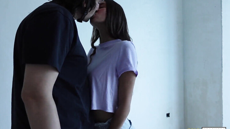 Заказчица сосет хуй строителю перед прожаркой киски