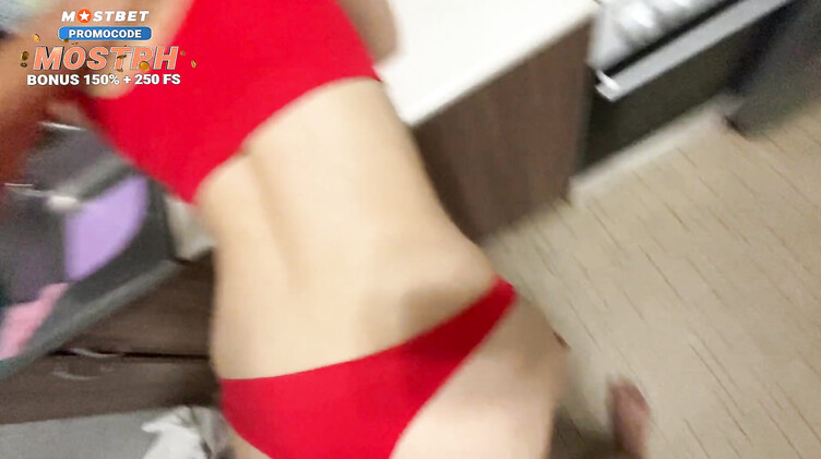 YanMachel: Гость отодрал на кухне гостеприимную жену друга