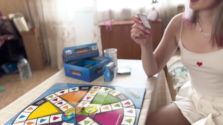 Проиграла в монополию минет и доступ к киске