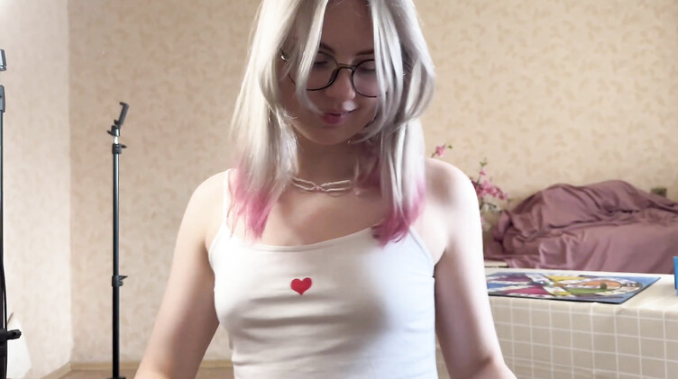 Проиграла в монополию минет и доступ к киске