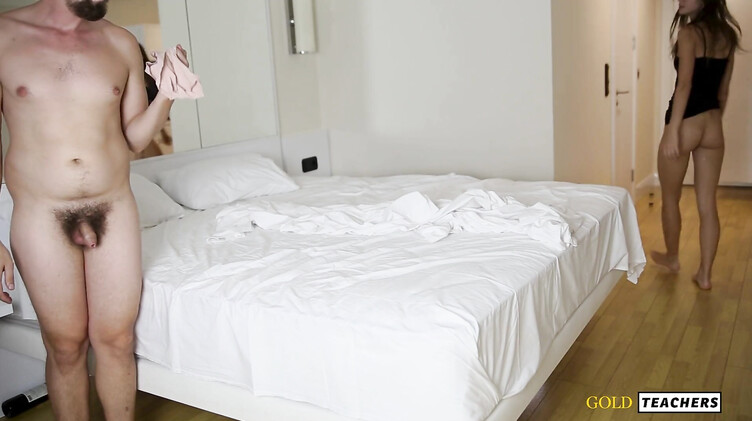 Стройняшка получила хуй в очко, застряв под кроватью