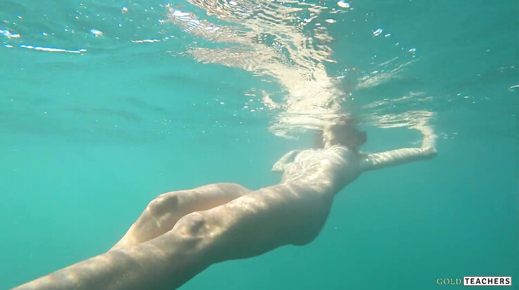 Снимает в море под водой голую худышку крупным планом