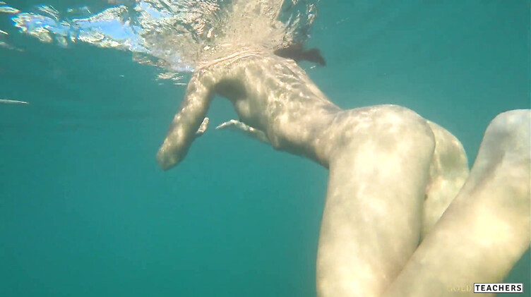 GoldTeachers: Снимает в море под водой голую худышку крупным планом