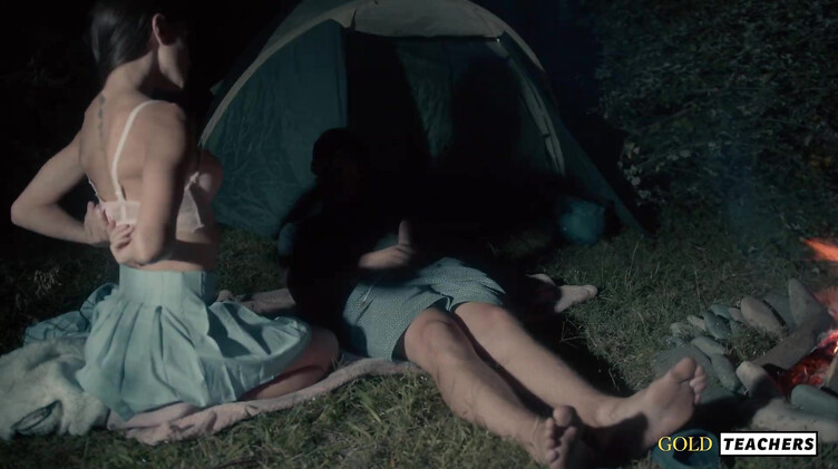 Студентки: Романтический секс студентов у ночного костра в летнем лагере