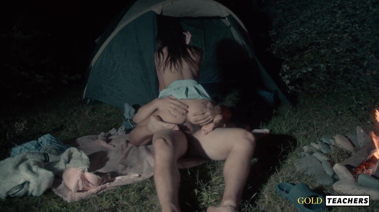 Красивый секс: Романтический секс студентов у ночного костра в летнем лагере