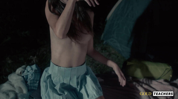 Стройные: Романтический секс студентов у ночного костра в летнем лагере