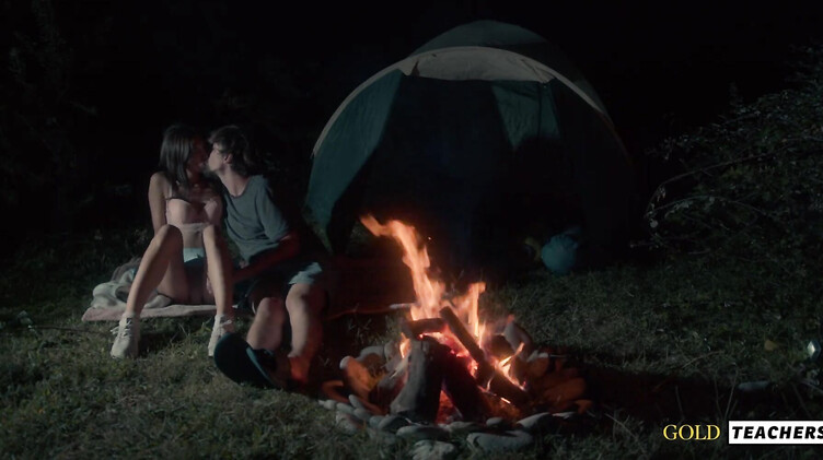 Сперма на лице: Романтический секс студентов у ночного костра в летнем лагере