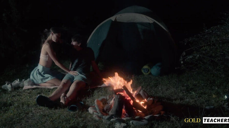 Романтический секс студентов у ночного костра в летнем лагере