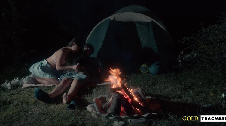 Pornhub Exclusive: Романтический секс студентов у ночного костра в летнем лагере
