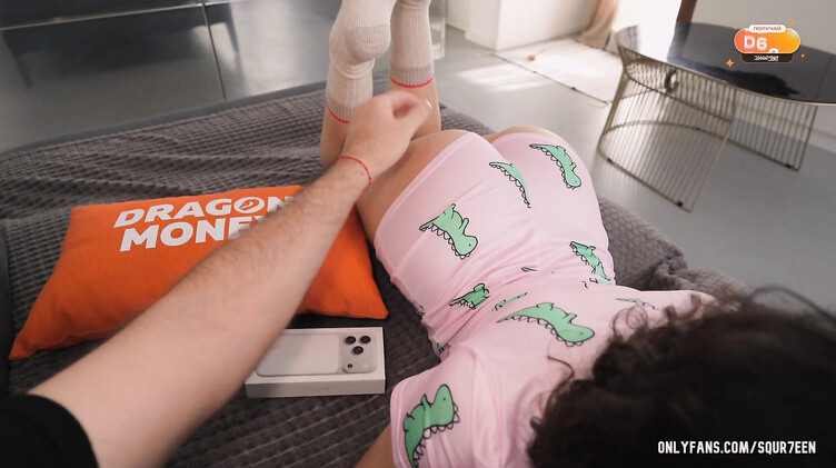 Я хочу айфон! Сосет отчиму и принимает сперму в киску ради подарка