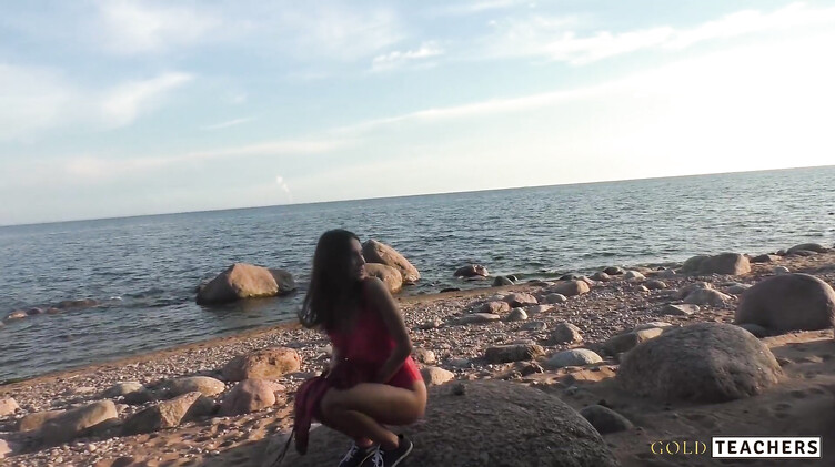 Худенькая девушка в платье сделала парню POV минет на пляже