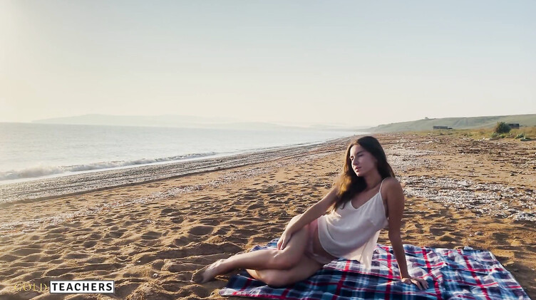 На пляже: Экстремальная русская пара наслаждается красивым сексом на пляже