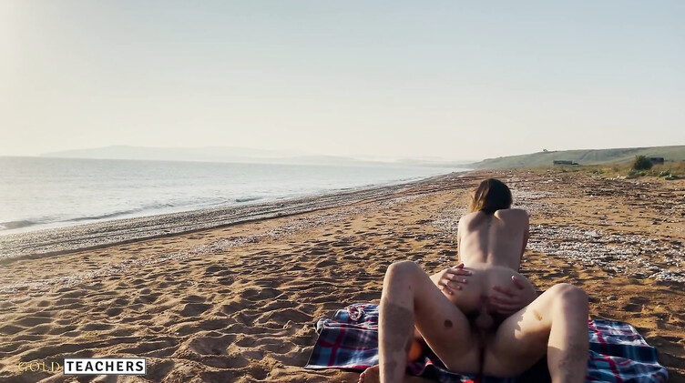 Стройные: Экстремальная русская пара наслаждается красивым сексом на пляже