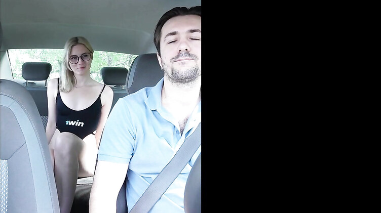 Забывчивая русская блондинка расплатилась сексом с водителем такси