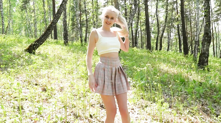 Дикий секс в лесу с русской блондинкой под мелодичное пение птичек