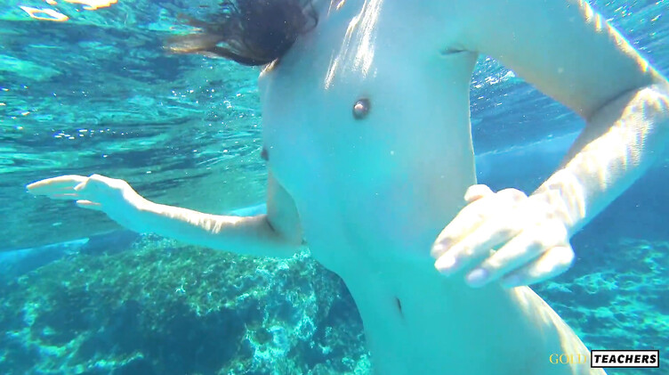 Русская с маленькими сиськами купается голышом на Кипре