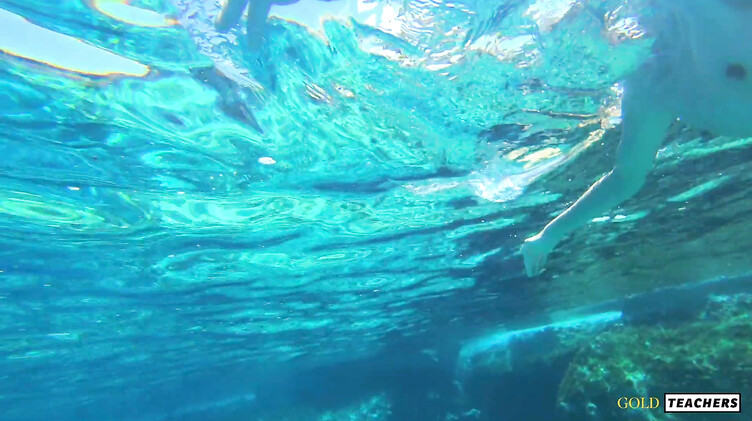 Русская с маленькими сиськами купается голышом на Кипре