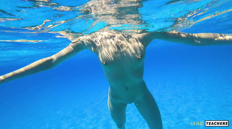 Русская с маленькими сиськами купается голышом на Кипре