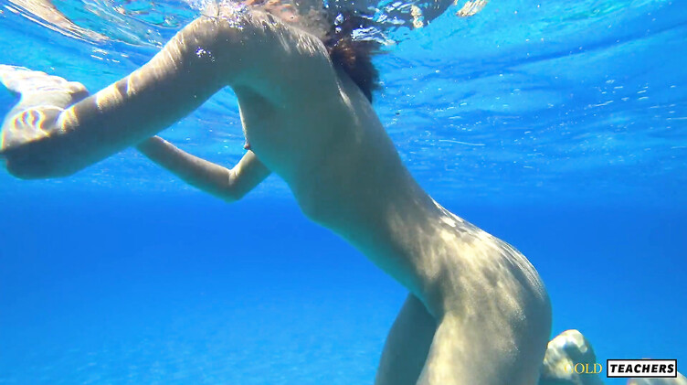 Русская с маленькими сиськами купается голышом на Кипре