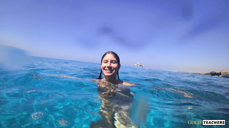 Русская с маленькими сиськами купается голышом на Кипре