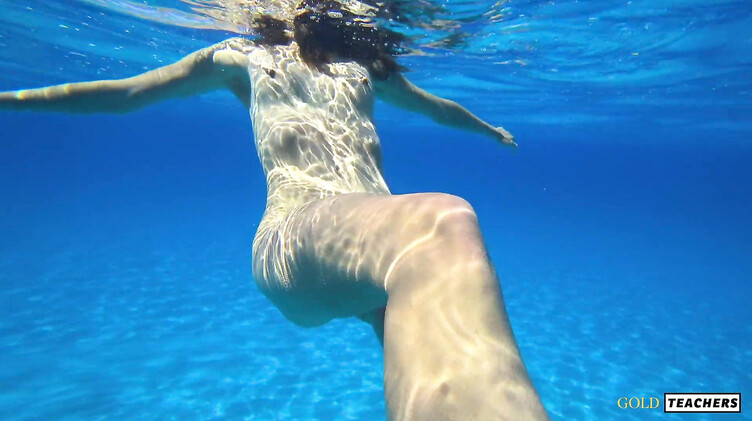 Русская с маленькими сиськами купается голышом на Кипре