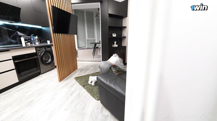 Активно крутит бедрами на члене пасынка