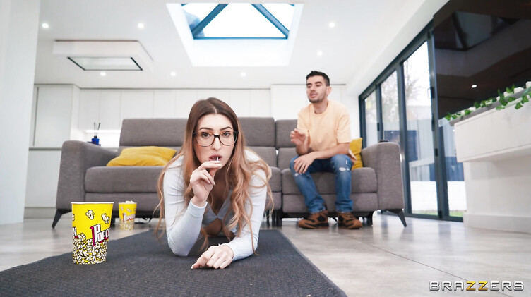 Отодрал соседку своей подружки во время просмотра матча